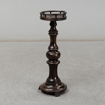 PIEDESTALER, 2 st, 1900-talets första hälft.
