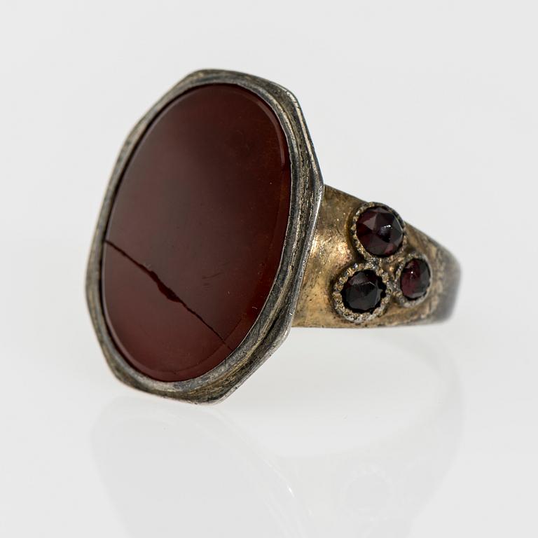 RING, förgyllt silver, karneol, granatimitationer. Fredrik Tiander, Lovisa 1864. Vikt ca 7,0 g.