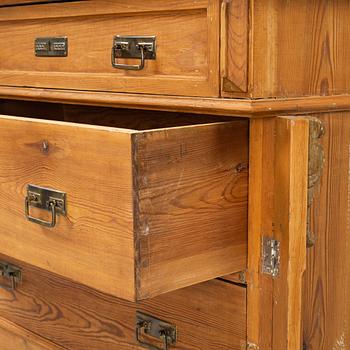 A pinewood chest of drawers, end of the 20th Century.