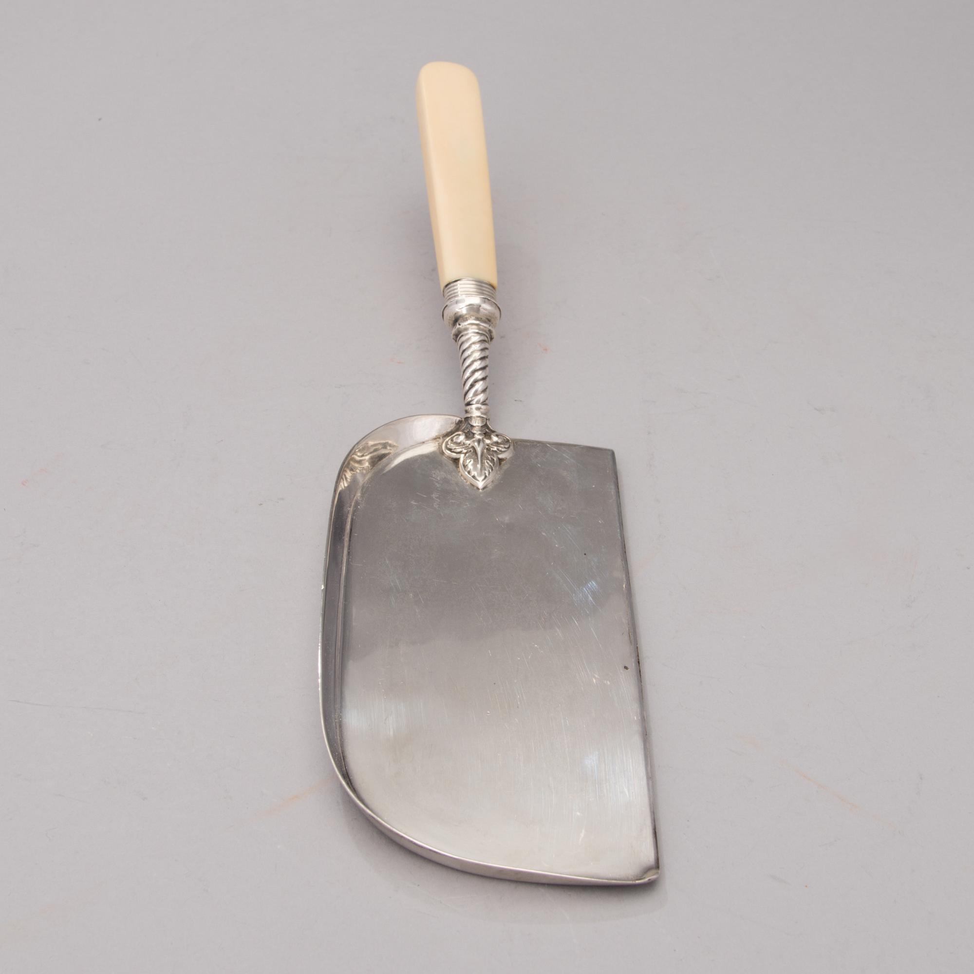 AN EDWARDIAN SILVER CRUMBER, marks of Mappin & Webb, Sheffield 1904.