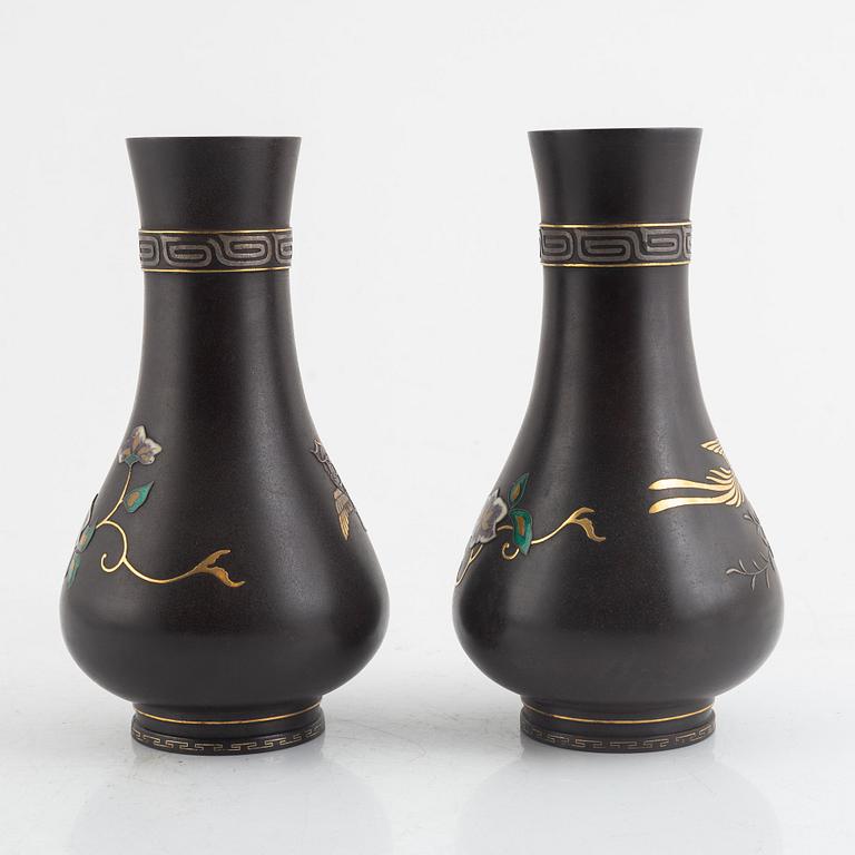 A pair of bronze vases with enamel decoration, first part of the 20th century.