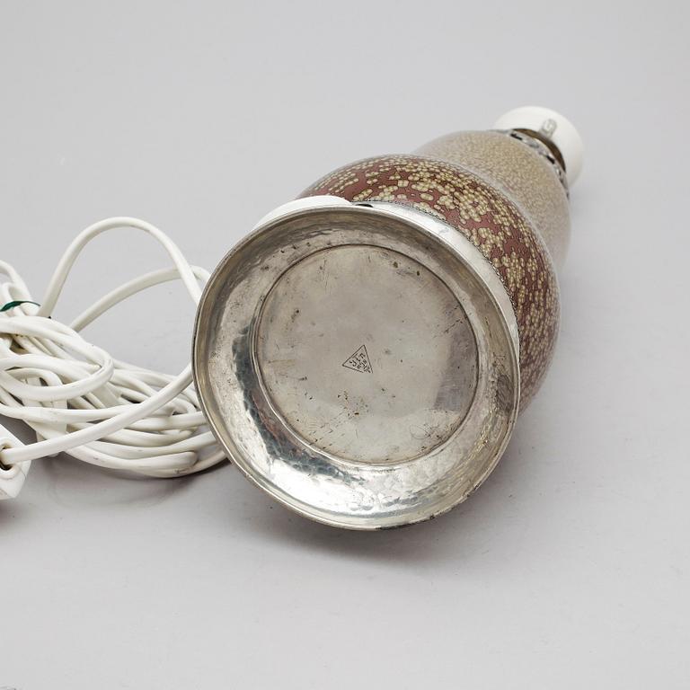 BORDSLAMPA, tenn samt keramik, troligen Danmark, 1900-talets första hälft.