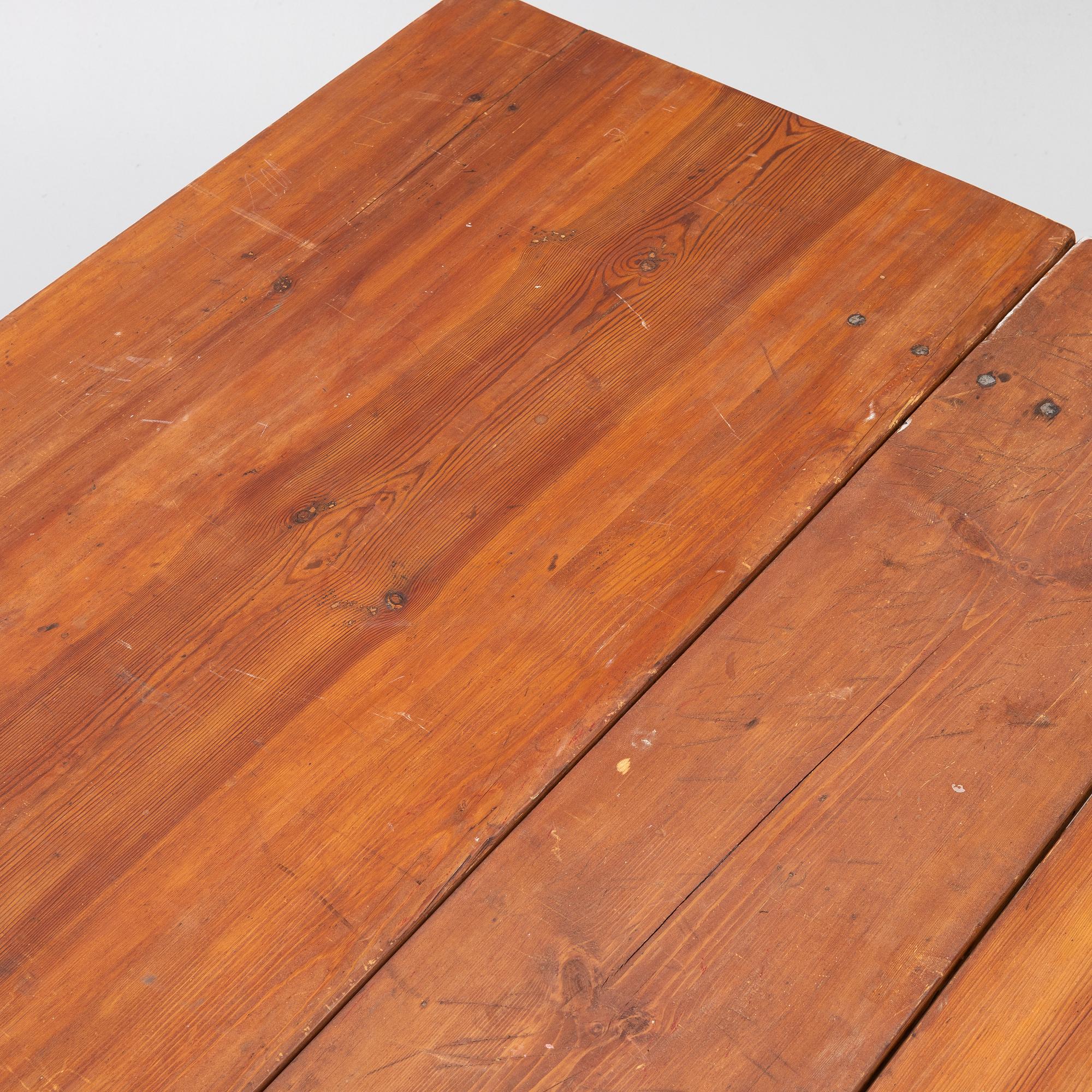 Drop-leaf table, 19th century.