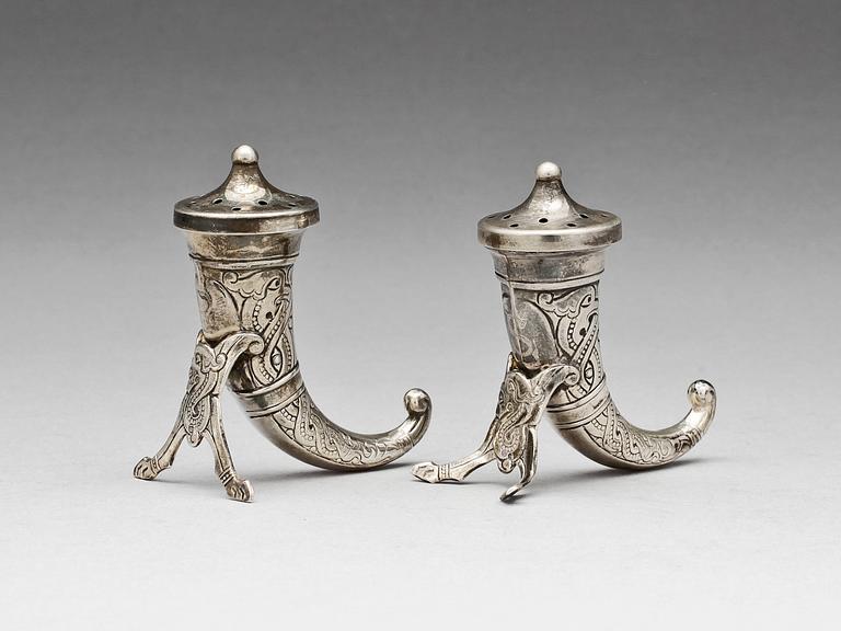 SALT O PEPPARSTRÖARE, ett par, sterlingsilver, Theodore Olsen Norge 1900-talets andra hälft. Tot vikt ca 32 gram.