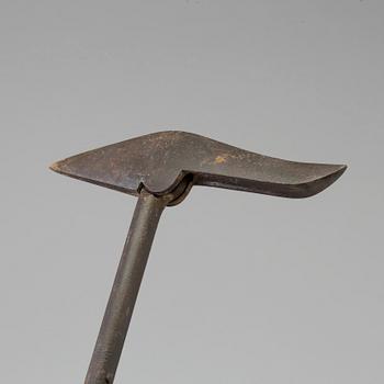 AN 18TH CENTURY IRON WHALE SPEAR.