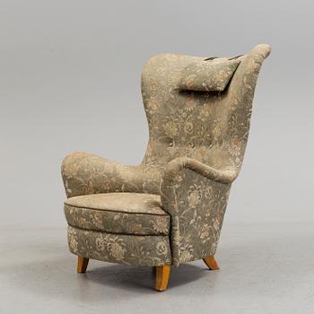 SCANDINAVIAN DESIGN, an upholstered easy chair, 1940's/1950's.