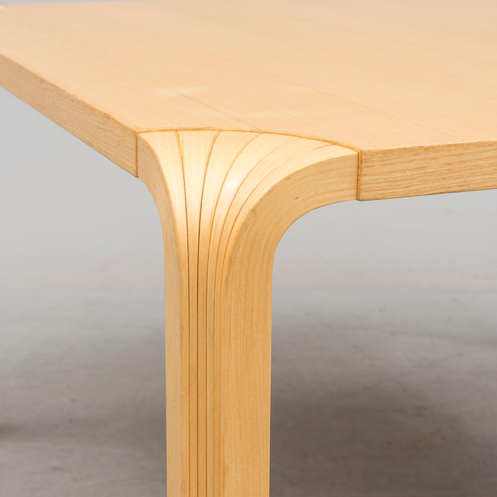 A "MX800B" sofa table, designed by Alvar Aalto for Artek, 20th century.