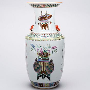 GOLVVAS, porslin, Kina 1900-tal.
