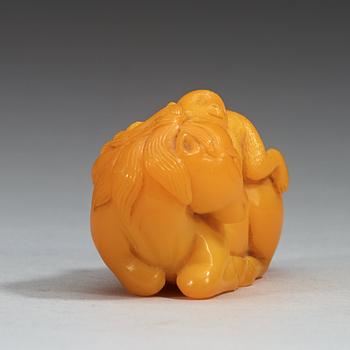 A glass figure of a reclining horse with a monkey, late Qing dynasty (1644-1912).