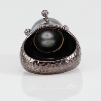 RING, svärtat silver, thaitipärla samt diamanter.