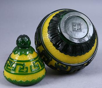 VAS med LOCK, Pekingglas, 1900-/2000-tal.