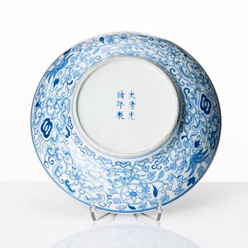 A blue and white dish, late Qing dynasty with Guangxu mark.