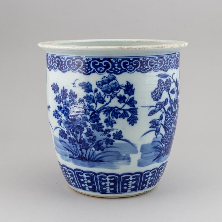A blue and white flower pot, late Qing dynasty.