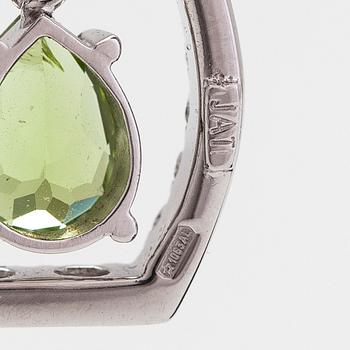 Halsband, 18K vitguld med droppformad peridot och diamanter totalt ca 0.44 ct.