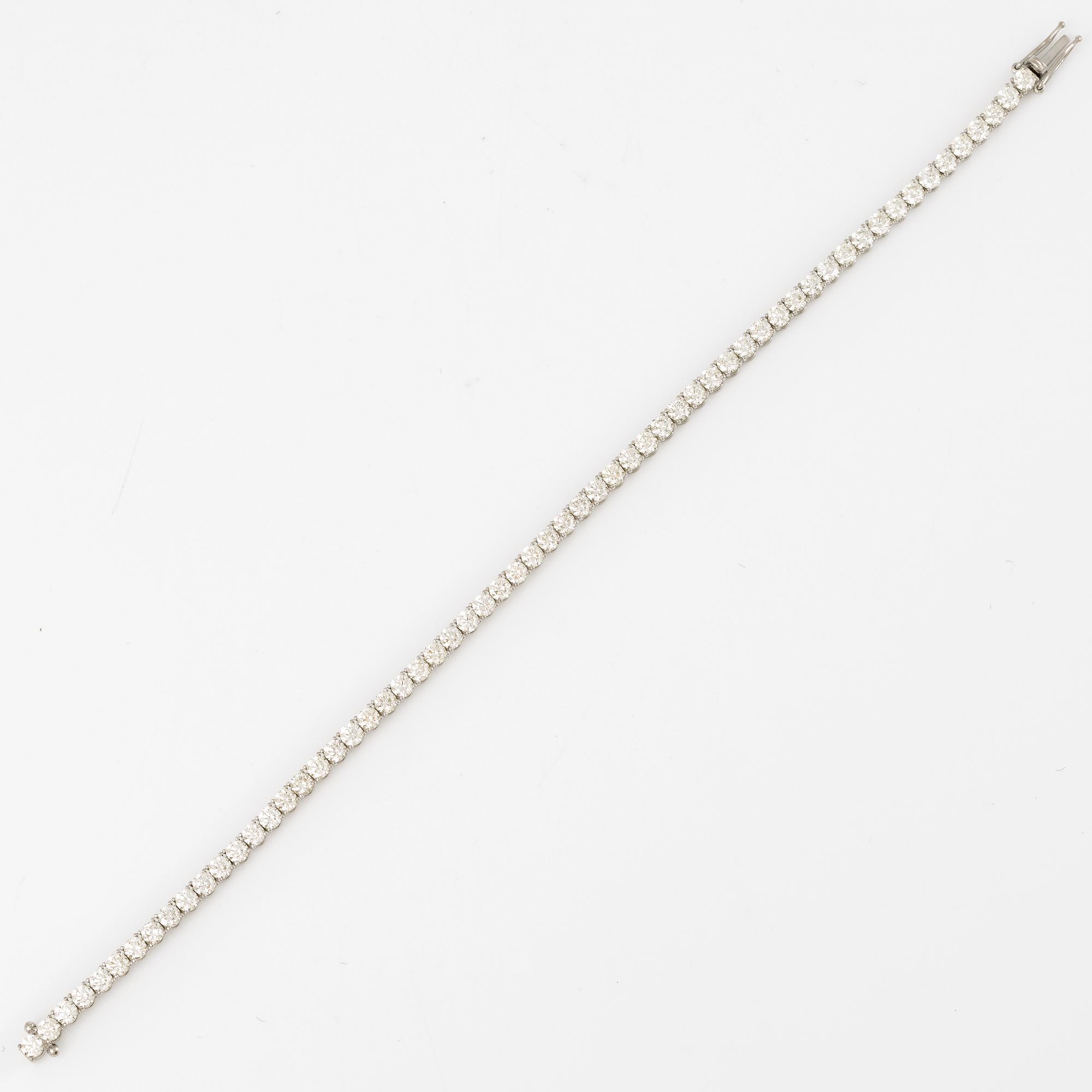 Tennis bracelet with brilliant-cut diamonds.