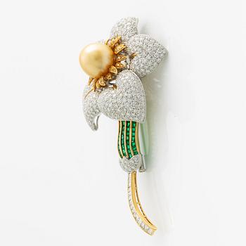 Brooch "en tremblent" in the shape of a flower in 18K gold with a cultured South Sea pearl,