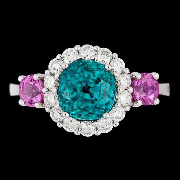 A blue zircon, 4.25 cts, pink sapphires, tot. 0.95 cts, and brilliant cut diamond ring, tot. 0.60 cts.