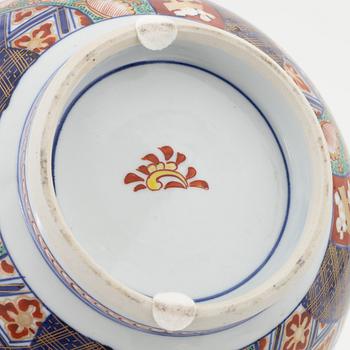 A Japanese imari serving dish and a serving bowl, later part of 20th century.