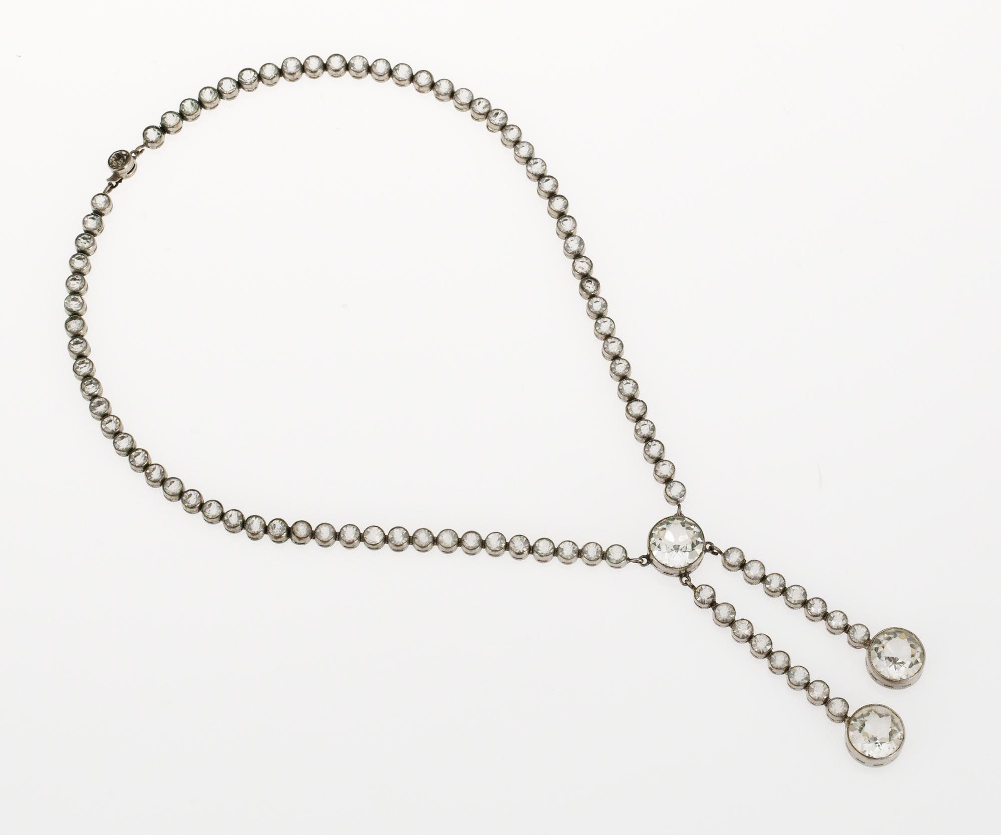 COLLIER, oädel metall med fasetterade glasstenar.