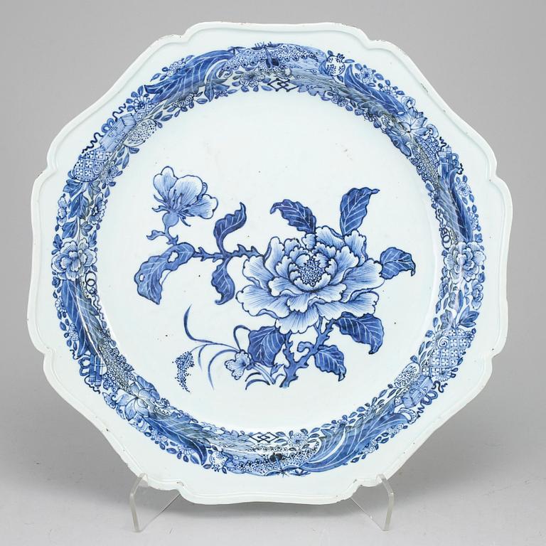 A large blue and white serving dish, Qing dynasty, Qianlong (1736-95).