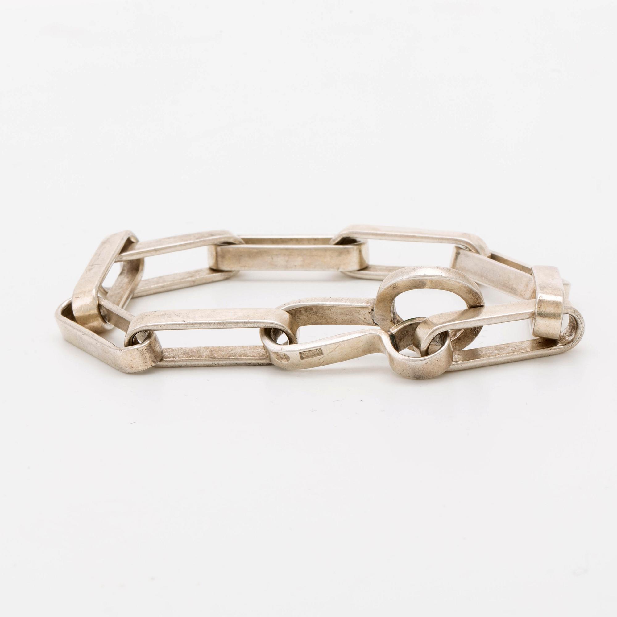 2 silver bracelets, approx 19 x 2 cm approx 20 x 0,5 cm.