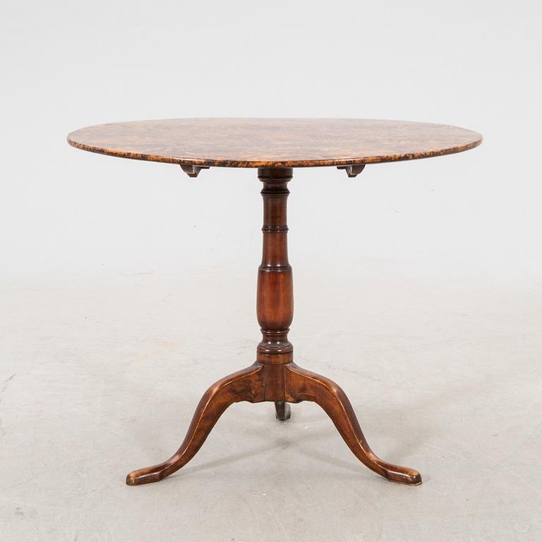 An early 1800s drop leafe table from Mälardalen.