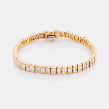 415. A Van Cleef & Arpels tennis bracelet in 18K gold set with round brilliant-cut diamonds.