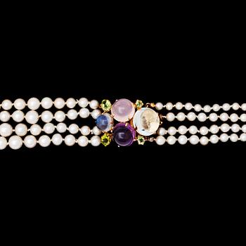 COLLIER, fyra rader odlade pärlor, 7,2-5,2 mm, spänne med cabochonslipad ametist, rosenkvarts och akvamarin. 1960-tal.