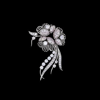 1106. BROSCH, stiliserad blomma med briljantslipade diamanter, tot. ca 6.50 ct enl. intyg. 1960-tal.