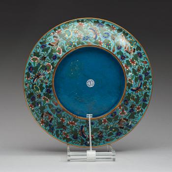 A cloisonné dish, late Qing dynasty (1644-1912).