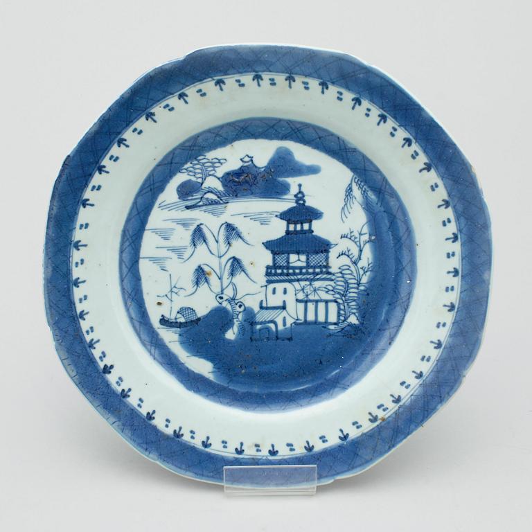 TALLRIKAR, 4 st, porslin, Kina, 1700 samt 1800-tal.