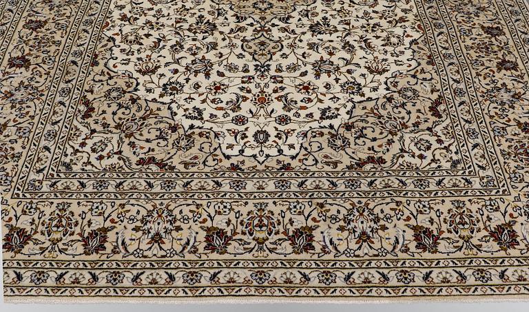 A carpet, Kashan, ca 385 x 245 cm.
