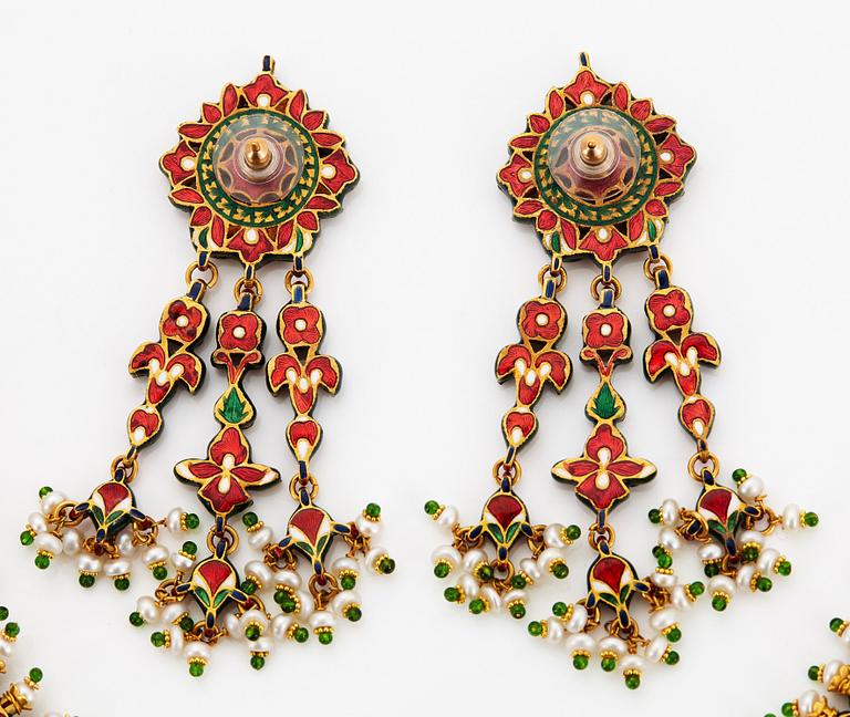 An Indian demi parure comprising a necklace and a pair of earrings.