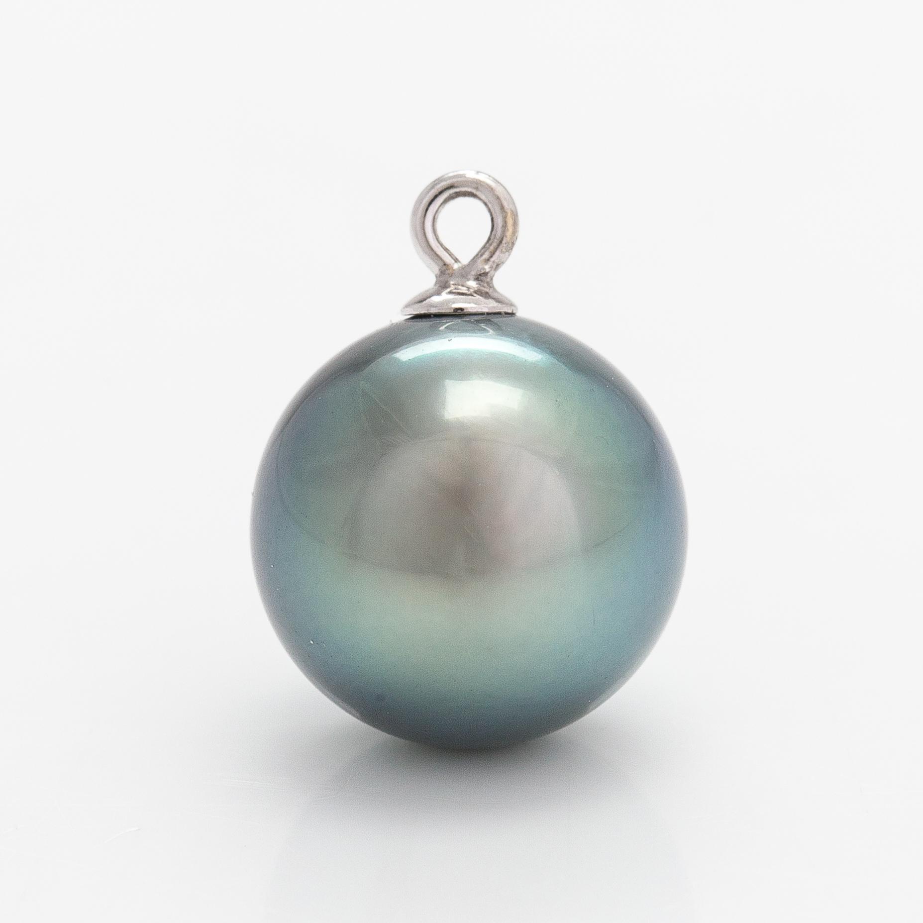 A 14K white gold an tahiti pearl pendant.