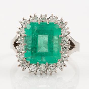 Ring, cocktail ring, 18K white gold with an emerald-cut emerald and brilliant-cut diamonds.