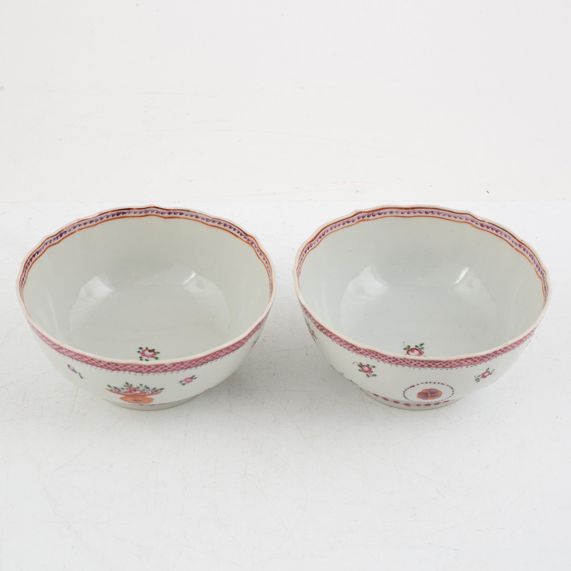 A par of Chinese famille rose porcelain bowls, Qing dynasty, Qianlong (1736-95).