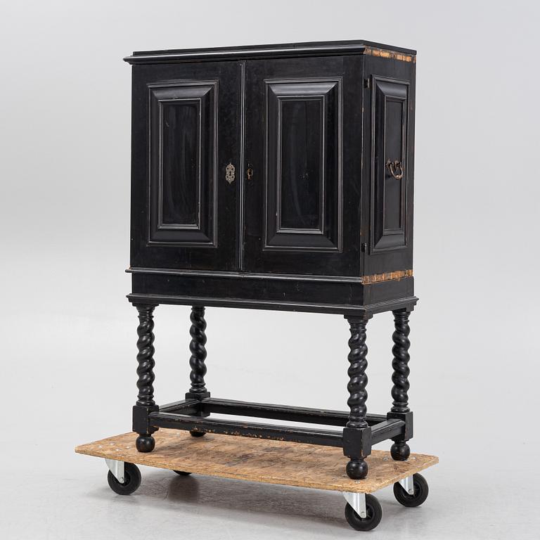 Kabinettskåp, barockstil, omkring år 1900.