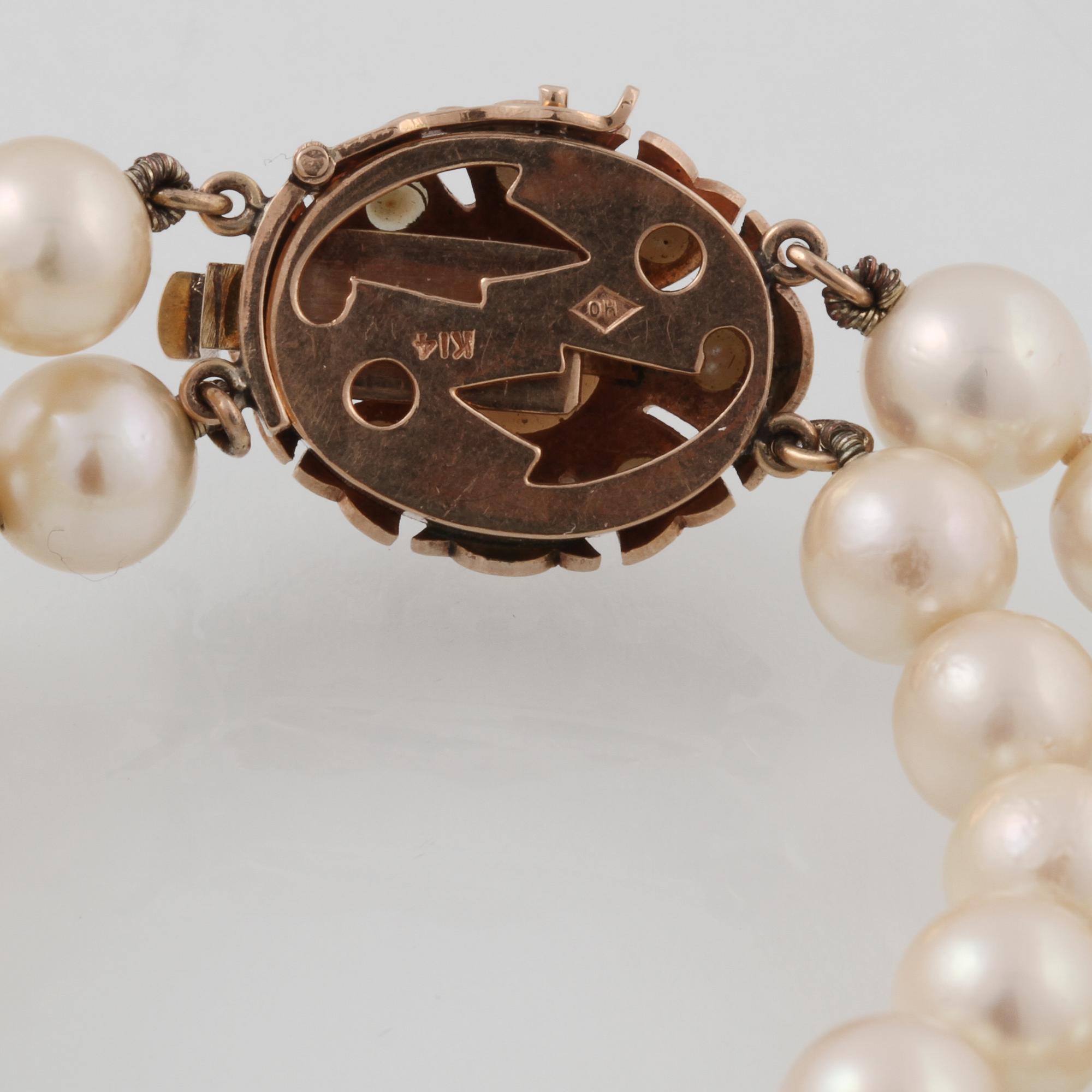 ARMBAND, odlade pärlor med lås i 14K guld.