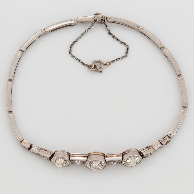 Armband platina med tre gammalslipade diamanter total vikt ca 3.25 ct.