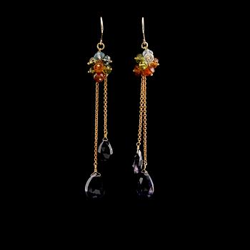 ÖRHÄNGEN, 18 k guld, olikfärgade ädelstenar bla peridot, total ca 17.00 ct.