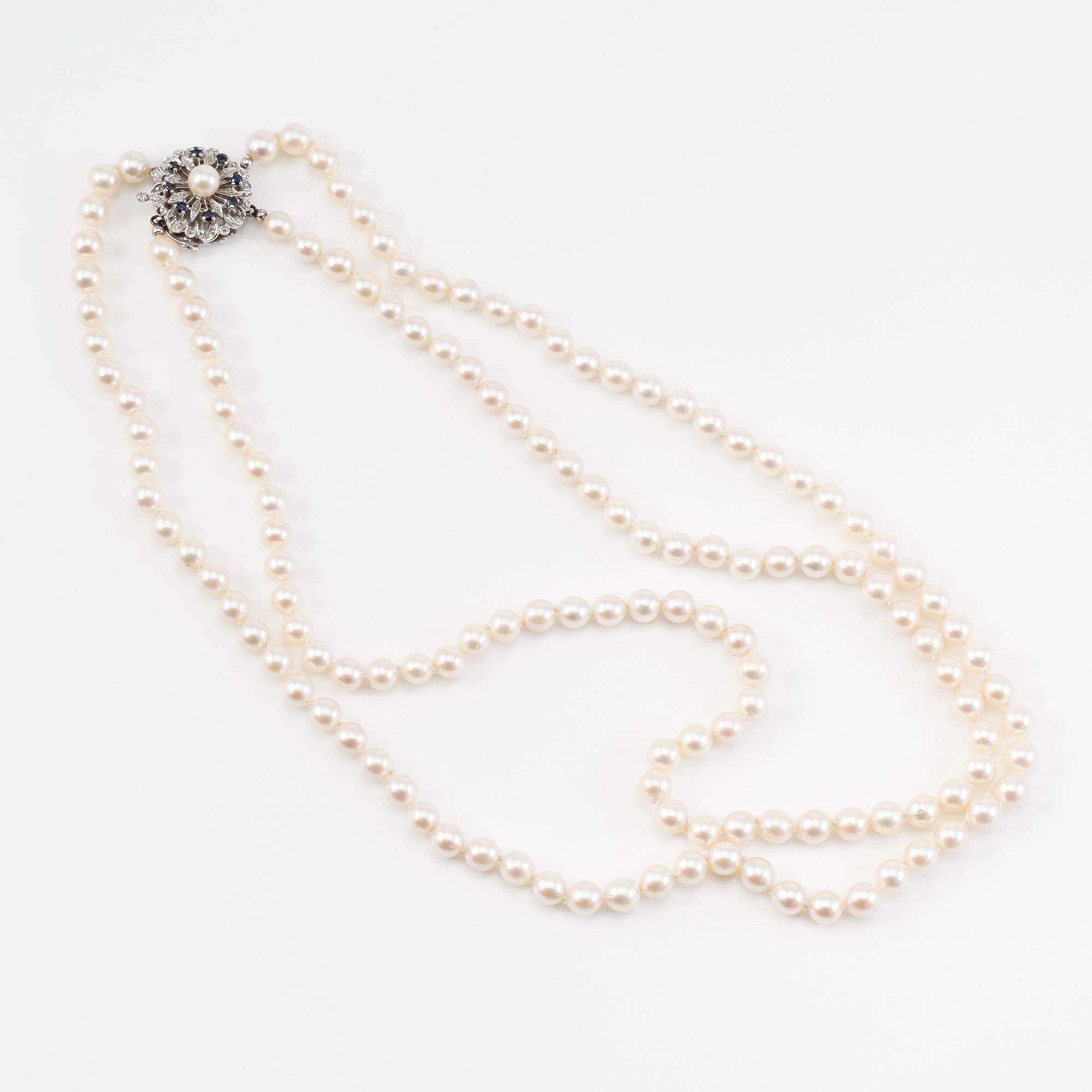 COLLIER, odlade pärlor, lås 18K vitguld med safirer.