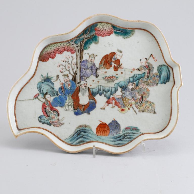 A serving dish, 19th century.