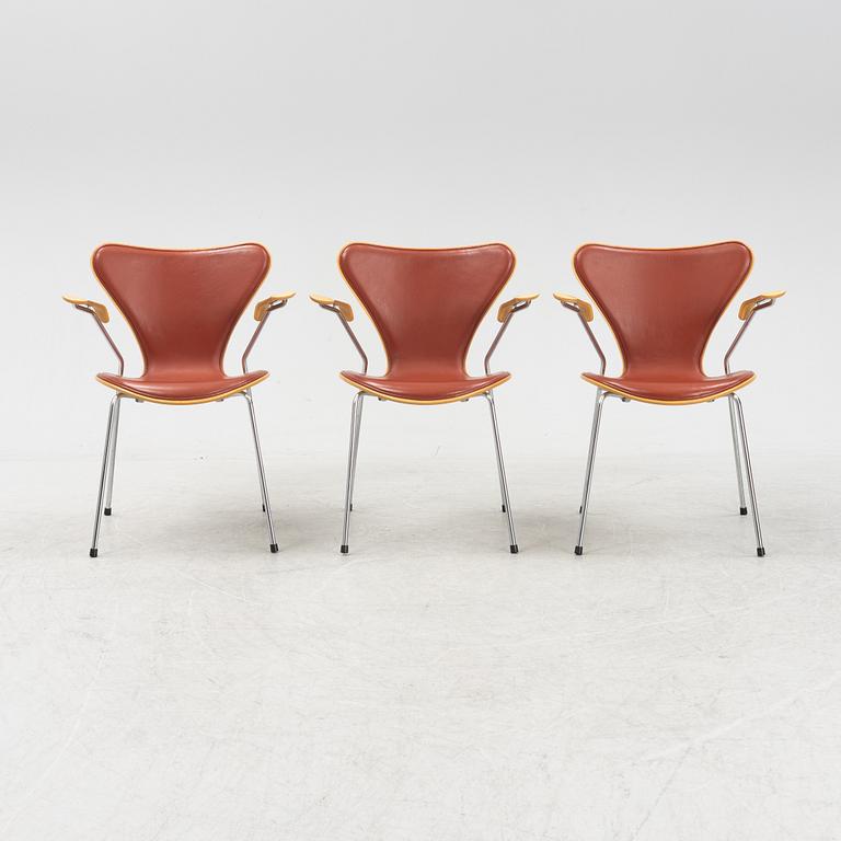 Arne Jacobsen, karmstolar, 3 st, "Sjuan", Fritz Hansen, Danmark, daterade 2001.