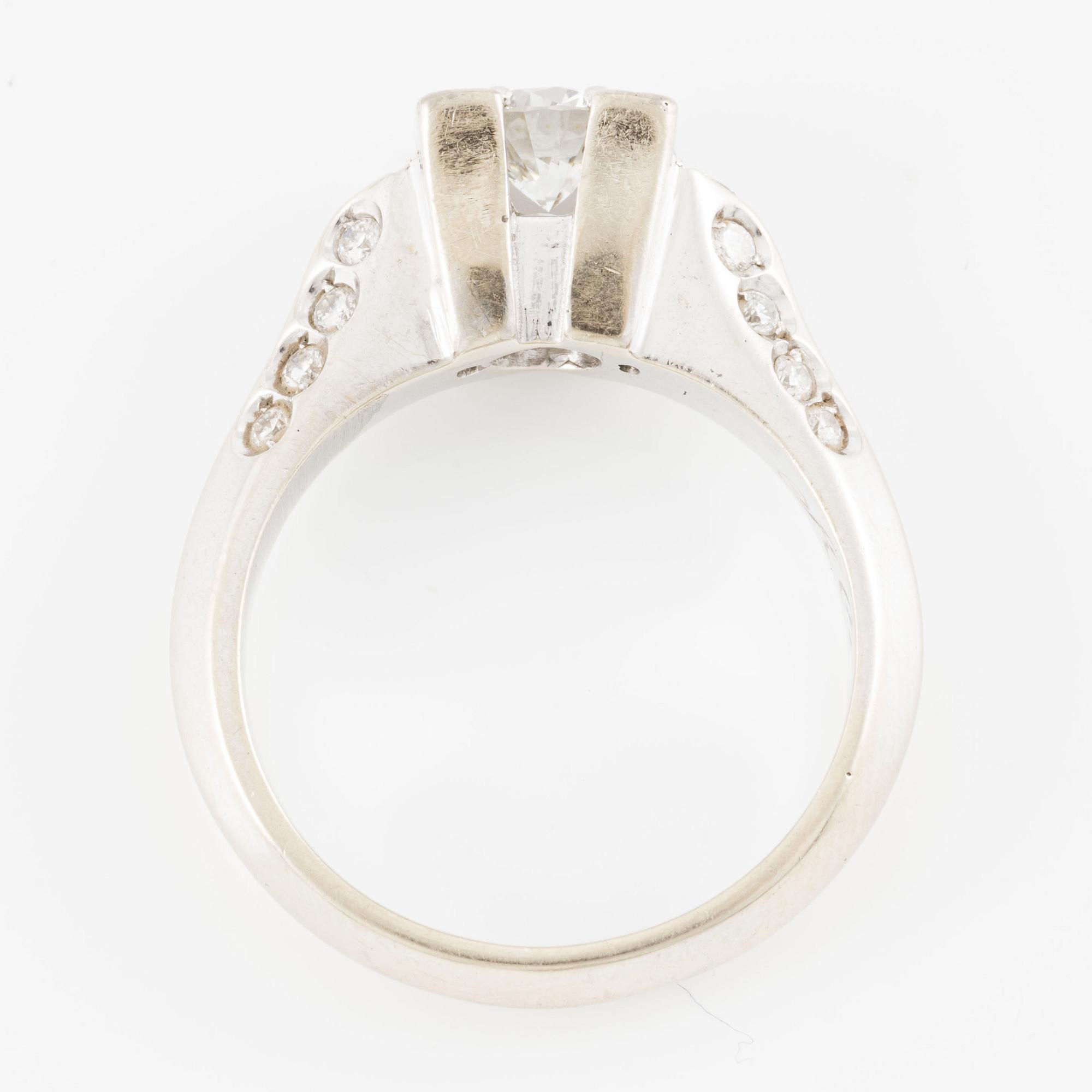 Ring, 18K white gold set with brilliant-cut diamonds.