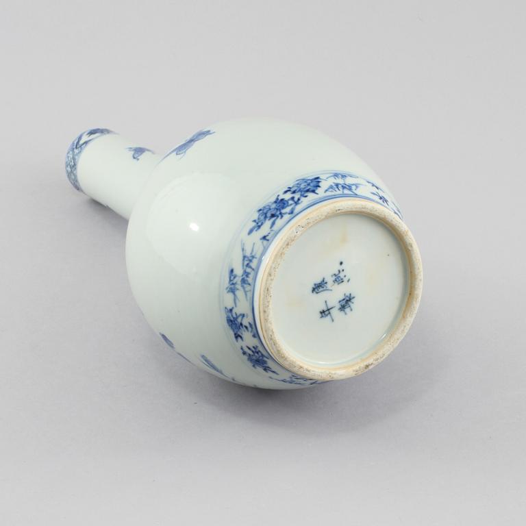 VAS, porslin, Kina, Kangxi-stil, sen Qing, 1800/1900-tal.
