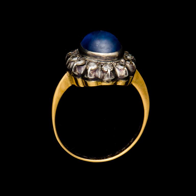 RING, 14K (56) guld, cabochonslipad safir, rosenslipade diamanter. Vikt ca 4,4 g.