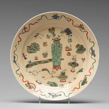 A famille verte dish, Qing dynasty, Kangxi (1662-1722).