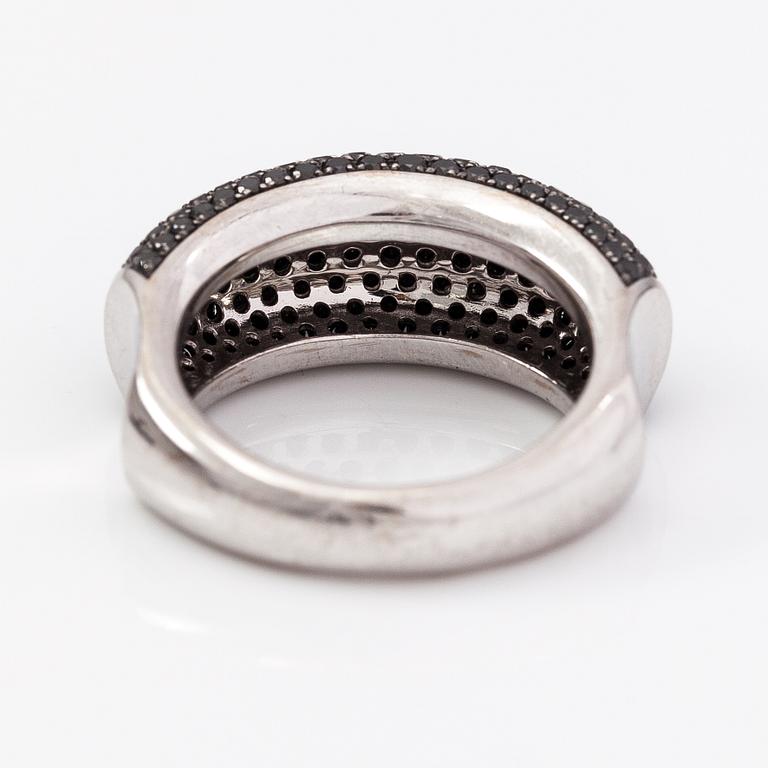 An 18K white gold ring with black diamonds ca. 1.70 ct in total.