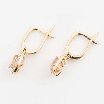 Earrings in 14K gold with oval morganites and brilliant-cut diamonds.