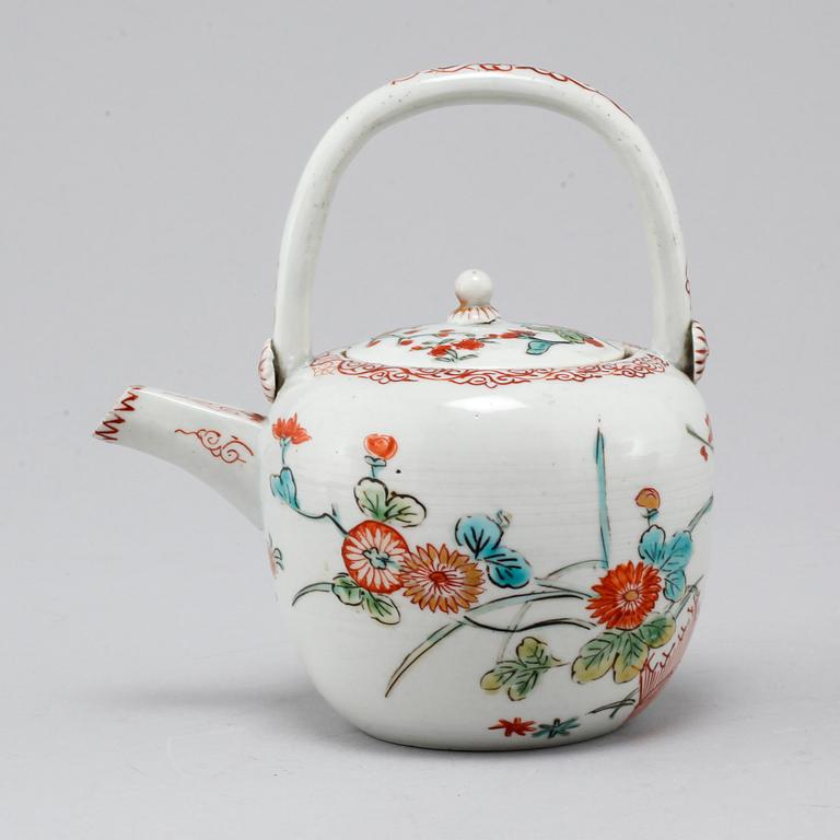 A Japanese 'kakiemon style' teapot, Edo period, circa 1700.